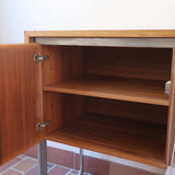 Grande enfilade design allemand années 70 en noyer et chrome, piètement châssis acier brossé, compartiment bar avec éclairage intégré