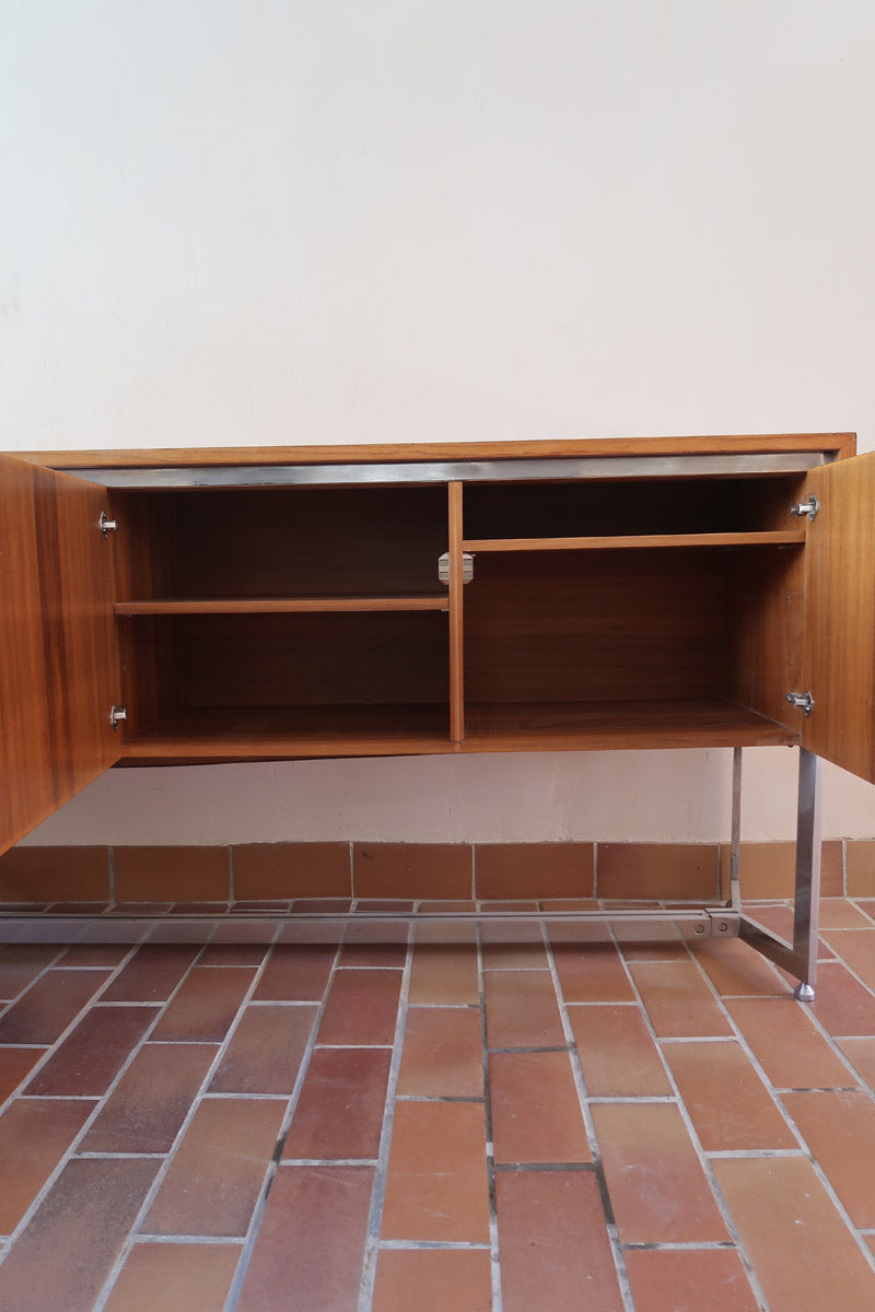 Grande enfilade design allemand années 70 en noyer et chrome, piètement châssis acier brossé, compartiment bar avec éclairage intégré