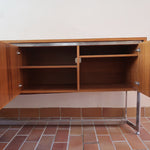 Grande enfilade design allemand années 70 en noyer et chrome, piètement châssis acier brossé, compartiment bar avec éclairage intégré