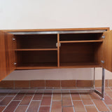 Grande enfilade design allemand années 70 en noyer et chrome, piètement châssis acier brossé, compartiment bar avec éclairage intégré