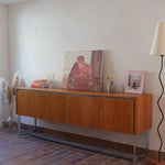 Grande enfilade design allemand années 70 en noyer et chrome, piètement châssis acier brossé, compartiment bar avec éclairage intégré