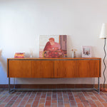 Grande enfilade design allemand années 70 en noyer et chrome, piètement châssis acier brossé, compartiment bar avec éclairage intégré