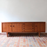 Enfilade scandinave en teck à 4 portes et tiroirs, design danois des années 60, plateau restauré en teinte marron mate.
