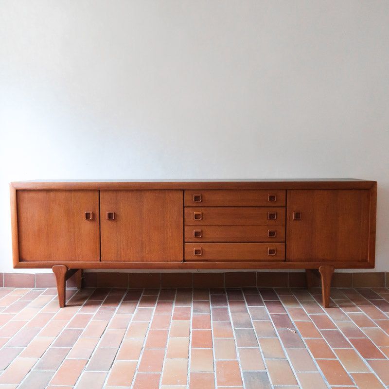 Enfilade scandinave en teck à 4 portes et tiroirs, design danois des années 60, plateau restauré en teinte marron mate.
