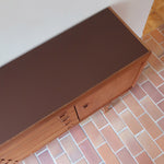 Enfilade scandinave en teck à 4 portes et tiroirs, design danois des années 60, plateau restauré en teinte marron mate.
