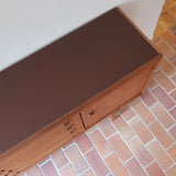 Enfilade scandinave en teck à 4 portes et tiroirs, design danois des années 60, plateau restauré en teinte marron mate.
