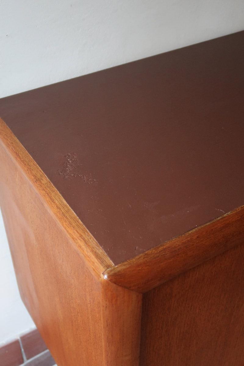 Enfilade scandinave en teck à 4 portes et tiroirs, design danois des années 60, plateau restauré en teinte marron mate.
