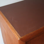 Enfilade scandinave en teck à 4 portes et tiroirs, design danois des années 60, plateau restauré en teinte marron mate.
