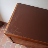 Enfilade scandinave en teck à 4 portes et tiroirs, design danois des années 60, plateau restauré en teinte marron mate.
