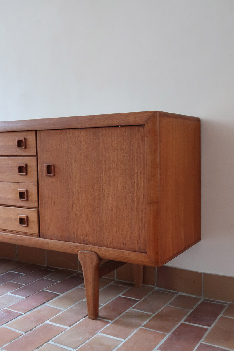 Enfilade scandinave en teck à 4 portes et tiroirs, design danois des années 60, plateau restauré en teinte marron mate.
