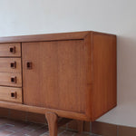 Enfilade scandinave en teck à 4 portes et tiroirs, design danois des années 60, plateau restauré en teinte marron mate.
