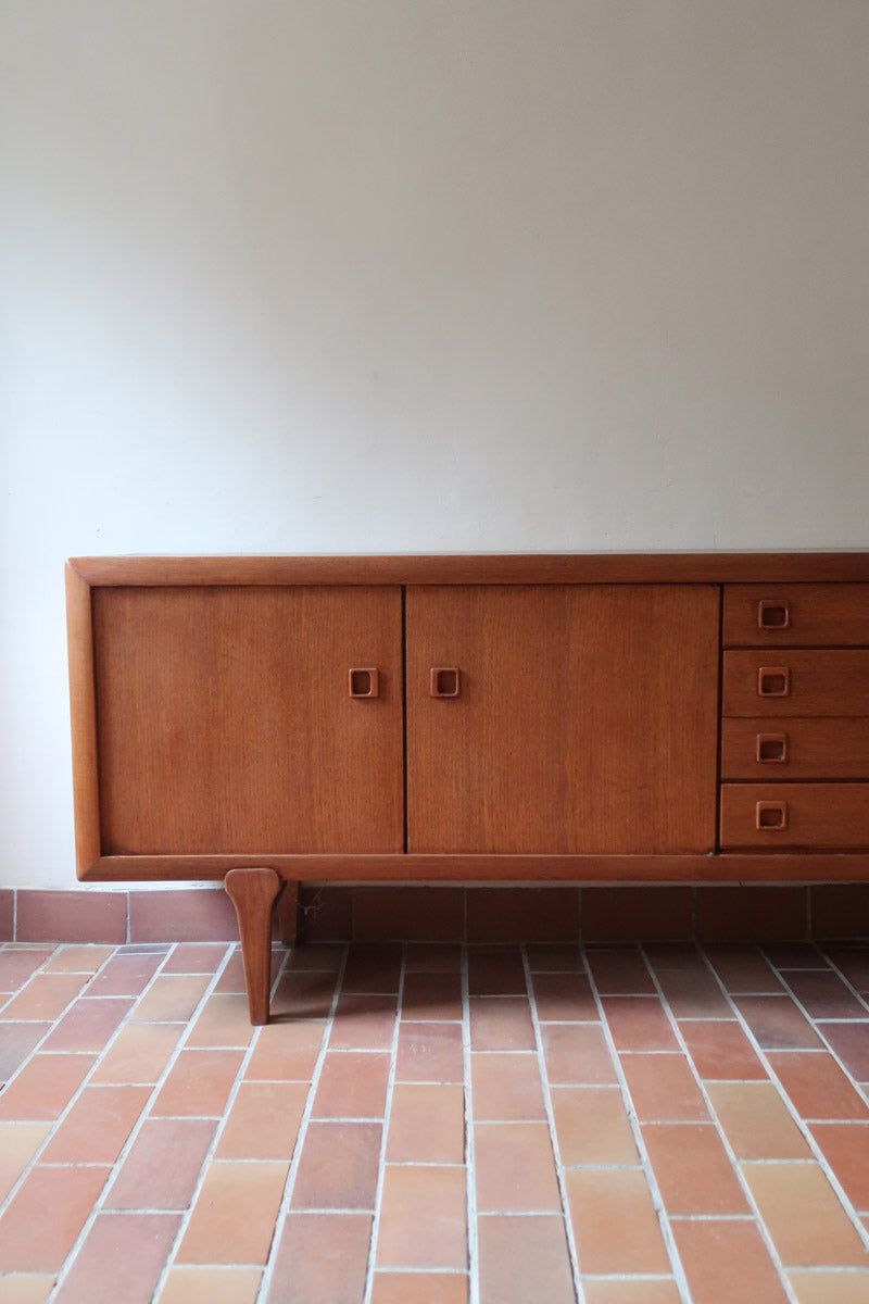 Enfilade scandinave en teck à 4 portes et tiroirs, design danois des années 60, plateau restauré en teinte marron mate.
