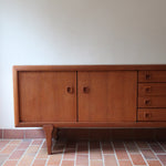 Enfilade scandinave en teck à 4 portes et tiroirs, design danois des années 60, plateau restauré en teinte marron mate.
