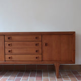 Enfilade scandinave en teck à 4 portes et tiroirs, design danois des années 60, plateau restauré en teinte marron mate.
