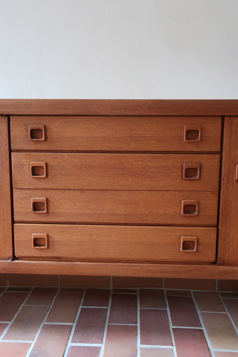 Enfilade scandinave en teck à 4 portes et tiroirs, design danois des années 60, plateau restauré en teinte marron mate.
