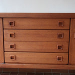 Enfilade scandinave en teck à 4 portes et tiroirs, design danois des années 60, plateau restauré en teinte marron mate.
