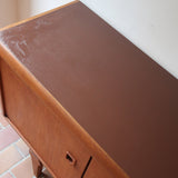 Enfilade scandinave en teck à 4 portes et tiroirs, design danois des années 60, plateau restauré en teinte marron mate.
