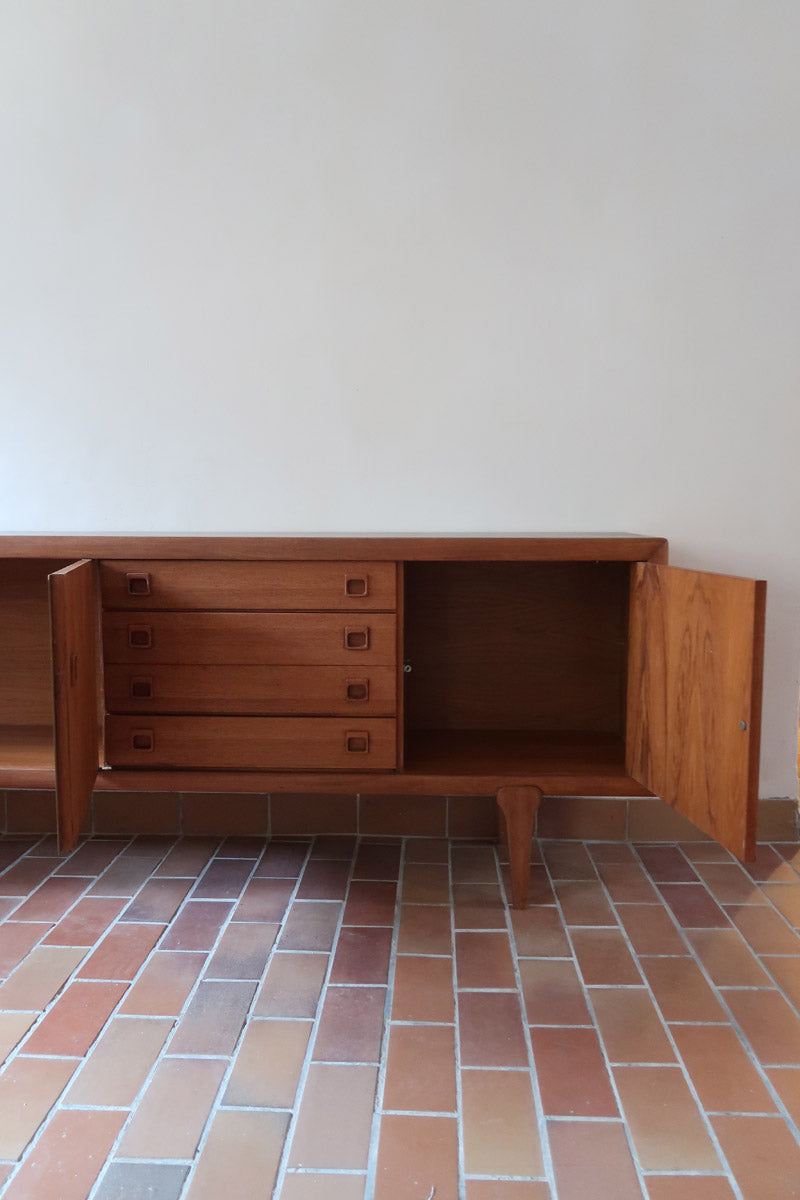 Enfilade scandinave en teck à 4 portes et tiroirs, design danois des années 60, plateau restauré en teinte marron mate.
