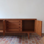 Enfilade scandinave en teck à 4 portes et tiroirs, design danois des années 60, plateau restauré en teinte marron mate.
