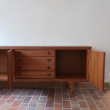 Enfilade scandinave en teck à 4 portes et tiroirs, design danois des années 60, plateau restauré en teinte marron mate.
