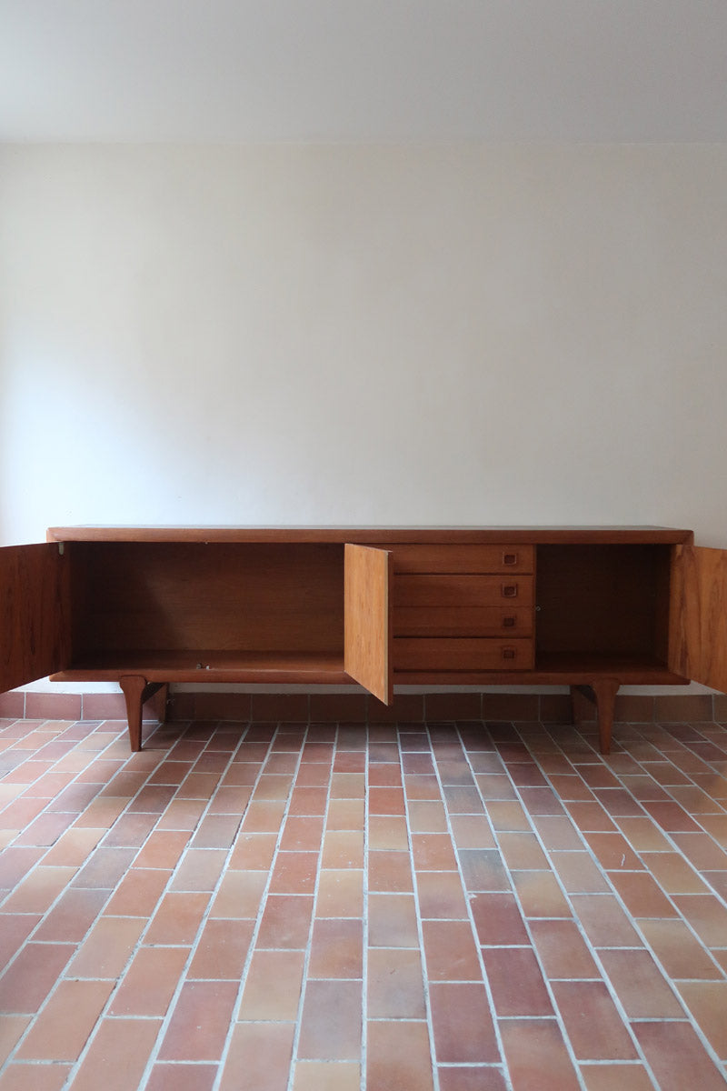 Enfilade scandinave en teck à 4 portes et tiroirs, design danois des années 60, plateau restauré en teinte marron mate.
