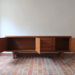 Enfilade scandinave en teck à 4 portes et tiroirs, design danois des années 60, plateau restauré en teinte marron mate.
