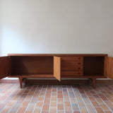 Enfilade scandinave en teck à 4 portes et tiroirs, design danois des années 60, plateau restauré en teinte marron mate.
