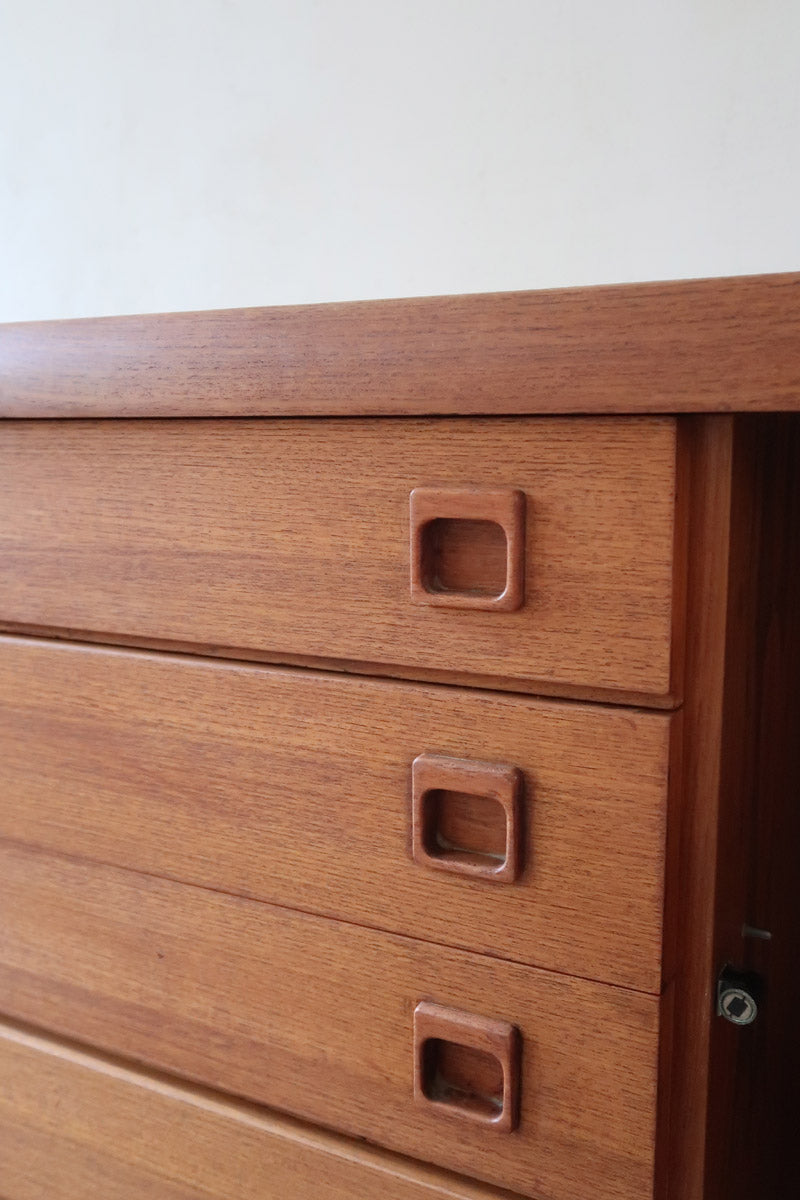 Enfilade scandinave en teck à 4 portes et tiroirs, design danois des années 60, plateau restauré en teinte marron mate.
