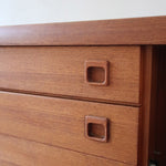 Enfilade scandinave en teck à 4 portes et tiroirs, design danois des années 60, plateau restauré en teinte marron mate.
