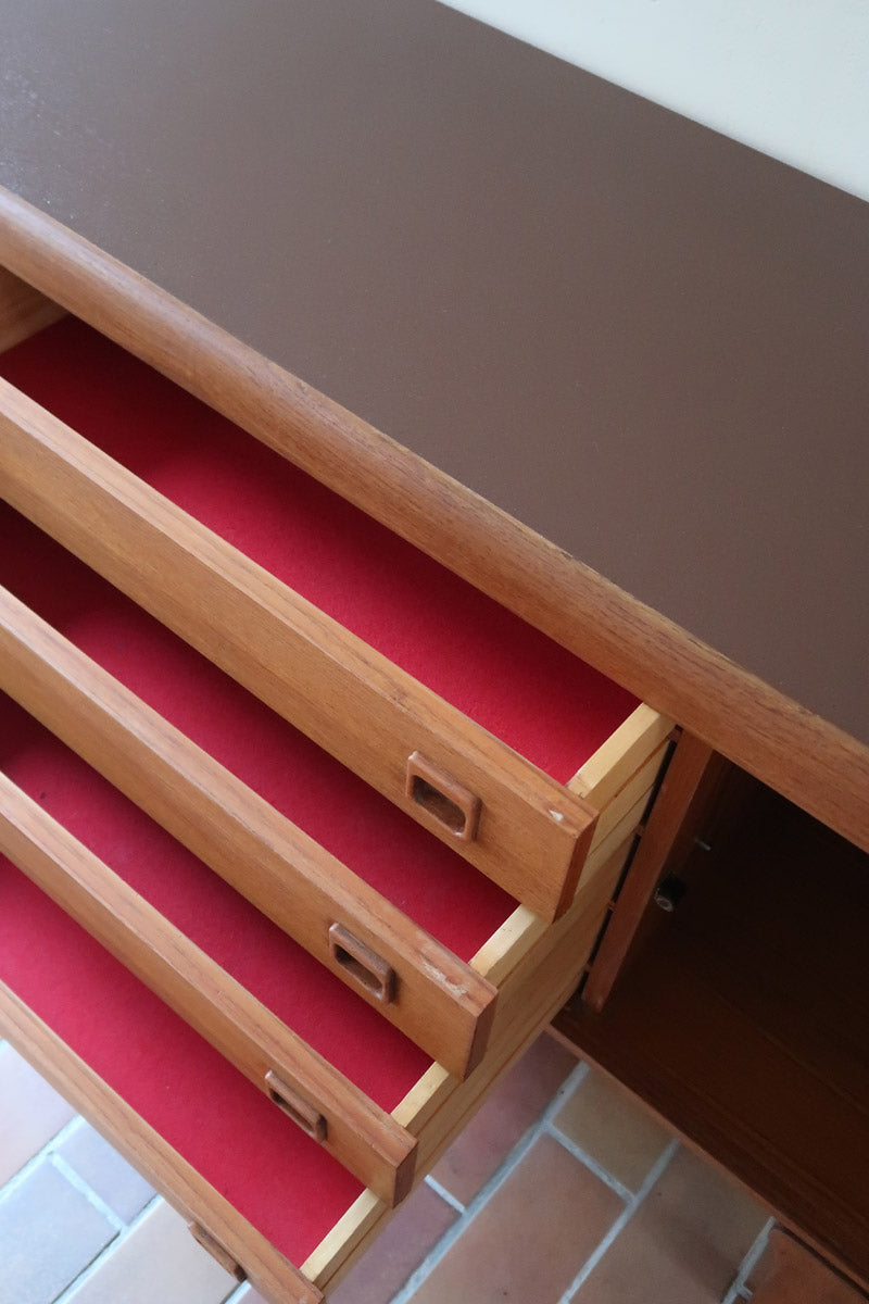 Enfilade scandinave en teck à 4 portes et tiroirs, design danois des années 60, plateau restauré en teinte marron mate.
