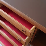 Enfilade scandinave en teck à 4 portes et tiroirs, design danois des années 60, plateau restauré en teinte marron mate.
