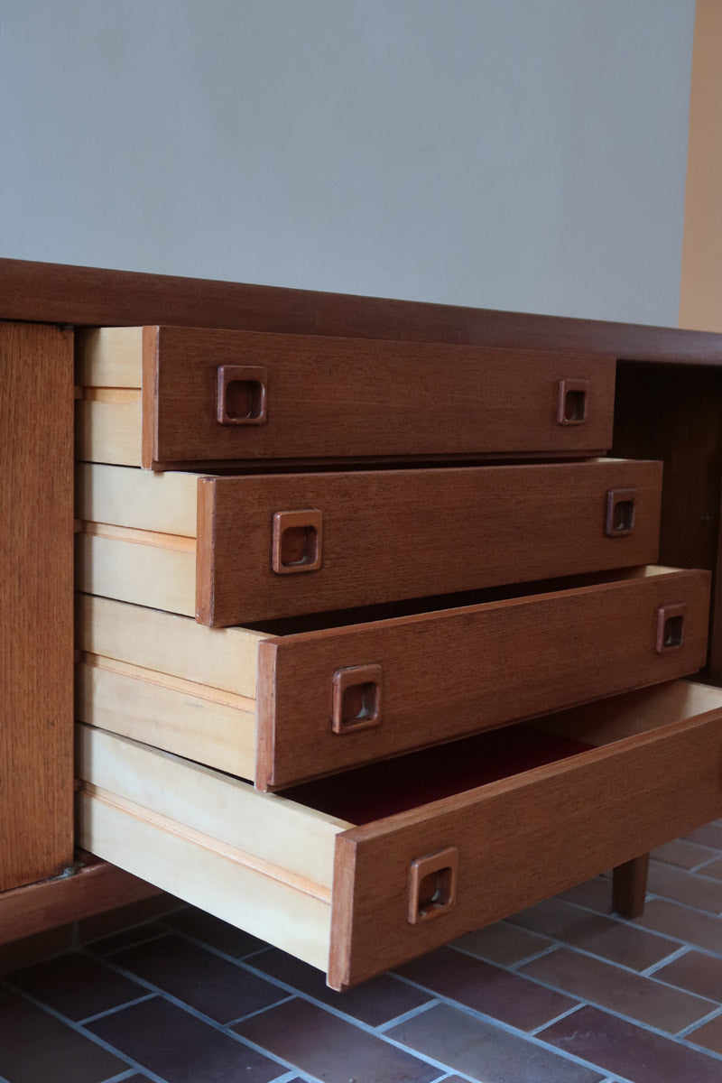 Enfilade scandinave en teck à 4 portes et tiroirs, design danois des années 60, plateau restauré en teinte marron mate.
