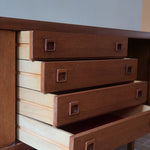 Enfilade scandinave en teck à 4 portes et tiroirs, design danois des années 60, plateau restauré en teinte marron mate.
