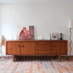 Enfilade scandinave en teck à 4 portes et tiroirs, design danois des années 60, plateau restauré en teinte marron mate.
