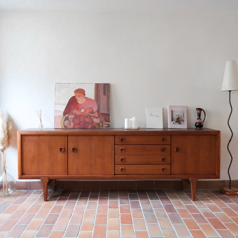 Enfilade scandinave en teck à 4 portes et tiroirs, design danois des années 60, plateau restauré en teinte marron mate.
