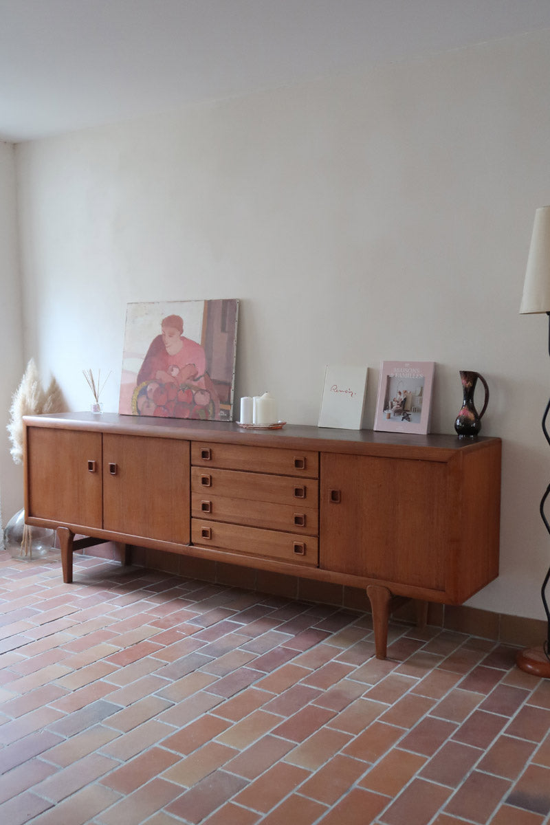 Enfilade scandinave en teck à 4 portes et tiroirs, design danois des années 60, plateau restauré en teinte marron mate.
