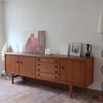 Enfilade scandinave en teck à 4 portes et tiroirs, design danois des années 60, plateau restauré en teinte marron mate.
