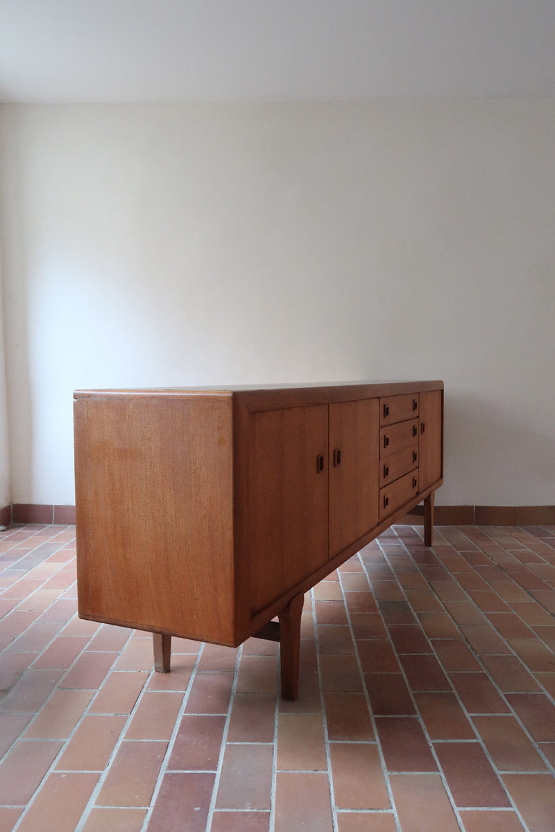 Enfilade scandinave en teck à 4 portes et tiroirs, design danois des années 60, plateau restauré en teinte marron mate.
