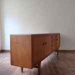 Enfilade scandinave en teck à 4 portes et tiroirs, design danois des années 60, plateau restauré en teinte marron mate.
