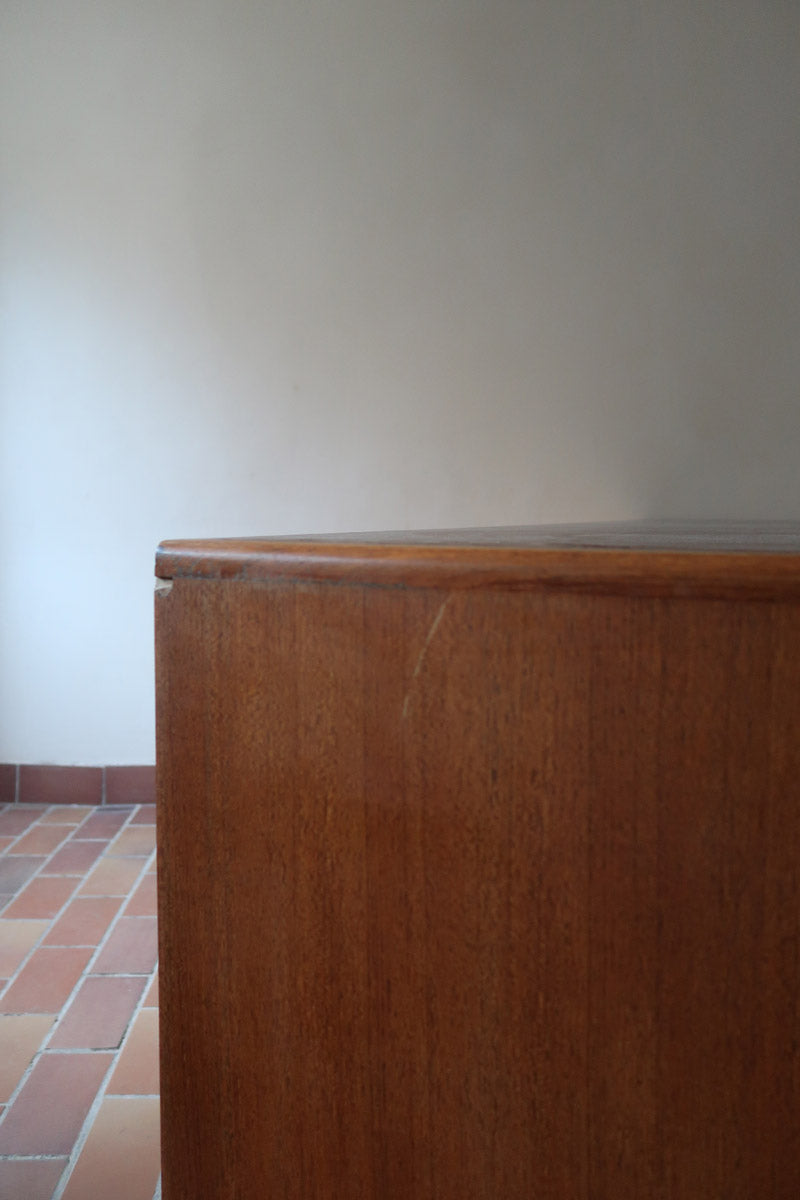 Enfilade scandinave en teck à 4 portes et tiroirs, design danois des années 60, plateau restauré en teinte marron mate.
