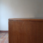 Enfilade scandinave en teck à 4 portes et tiroirs, design danois des années 60, plateau restauré en teinte marron mate.
