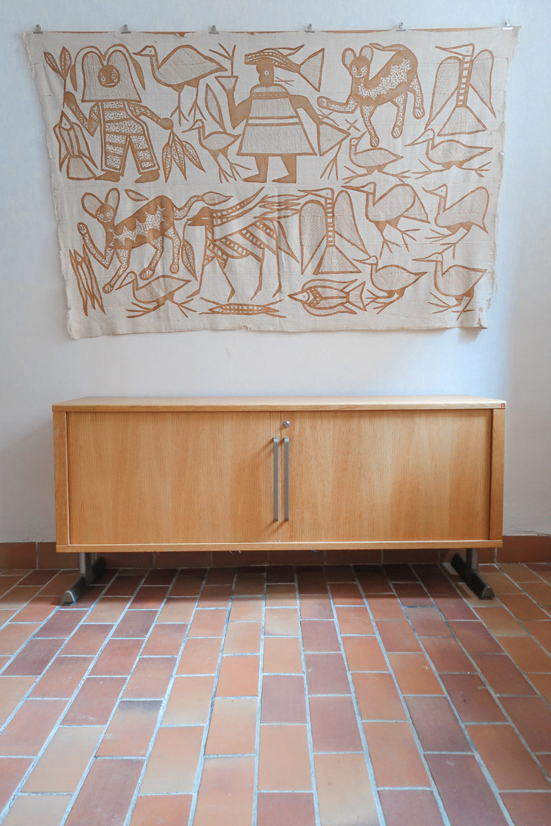 Enfilade System B8 en chêne clair des années 70 avec deux portes et poignées métalliques, meuble danois sur sol en tomettes