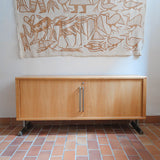 Enfilade System B8 en chêne clair des années 70 avec deux portes et poignées métalliques, meuble danois sur sol en tomettes
