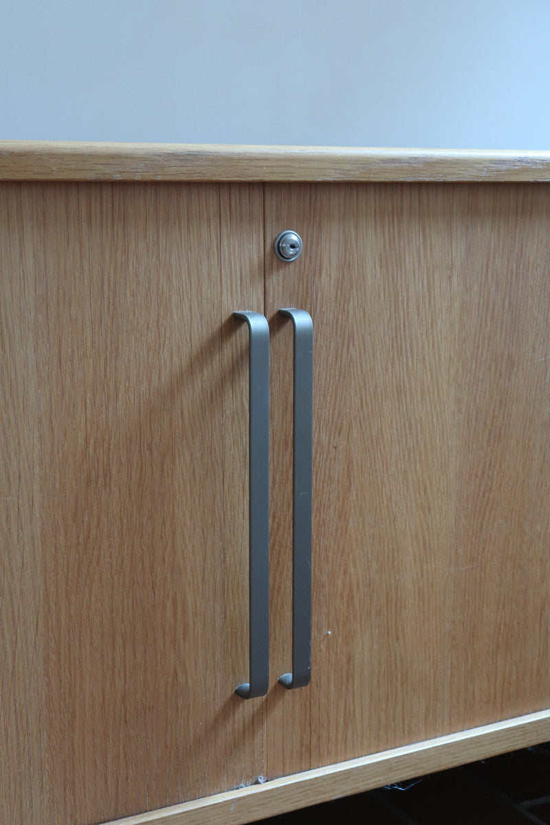 Enfilade System B8 en chêne clair des années 70 avec deux portes et poignées métalliques, meuble danois sur sol en tomettes
