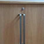 Enfilade System B8 en chêne clair des années 70 avec deux portes et poignées métalliques, meuble danois sur sol en tomettes