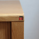 Enfilade System B8 en chêne clair des années 70 avec deux portes et poignées métalliques, meuble danois sur sol en tomettes