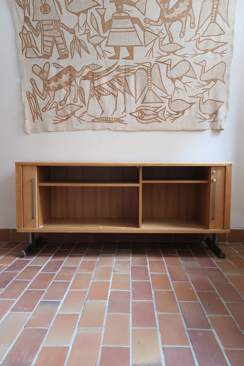 Enfilade System B8 en chêne clair des années 70 avec deux portes et poignées métalliques, meuble danois sur sol en tomettes
