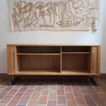 Enfilade System B8 en chêne clair des années 70 avec deux portes et poignées métalliques, meuble danois sur sol en tomettes