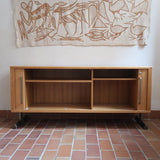 Enfilade System B8 en chêne clair des années 70 avec deux portes et poignées métalliques, meuble danois sur sol en tomettes