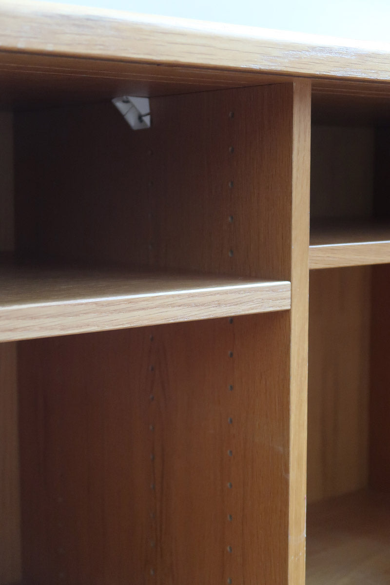 Enfilade System B8 en chêne clair des années 70 avec deux portes et poignées métalliques, meuble danois sur sol en tomettes
